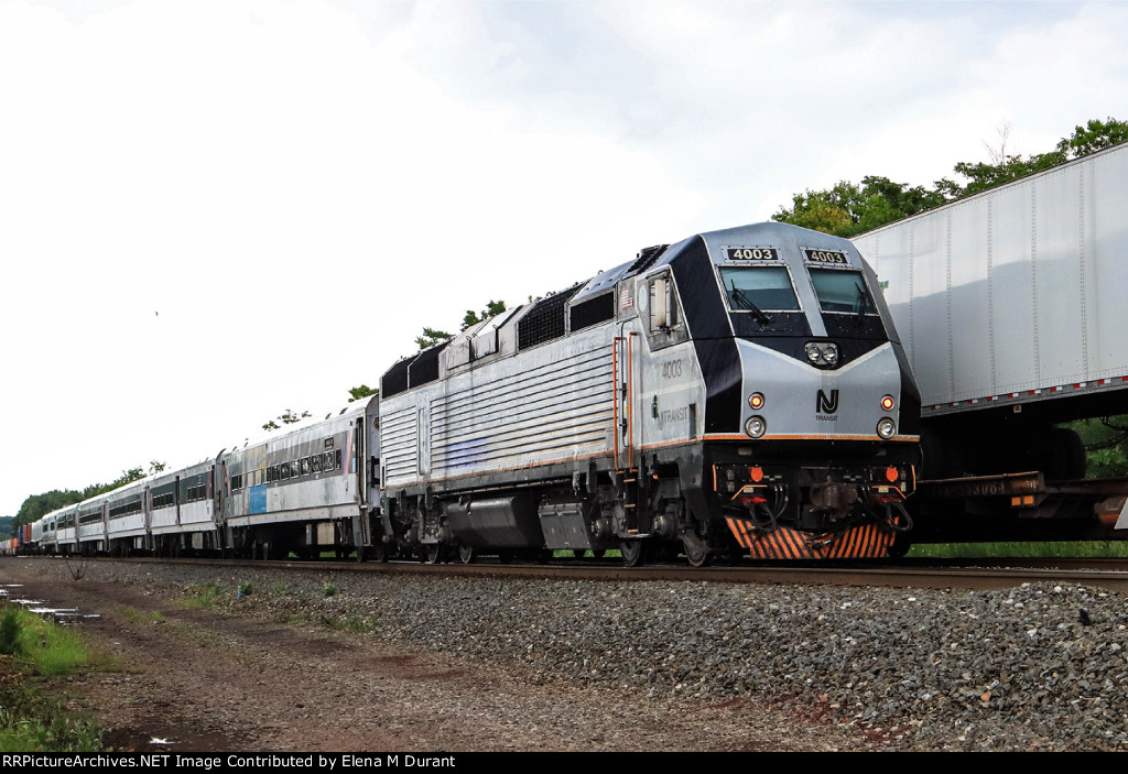 CSX 4003 on train 5522